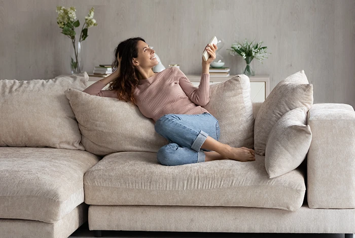 Allows you to monitor and control humidity levels thanks to the built-in humidity sensor.